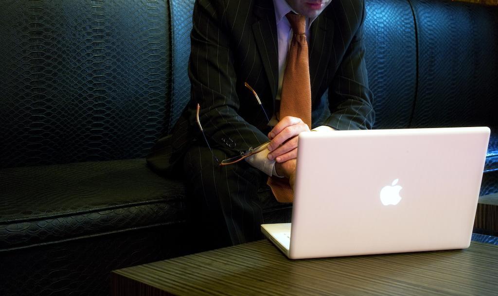 洛佩兹德哈罗酒店 毕尔巴鄂 外观 照片 A man using a laptop